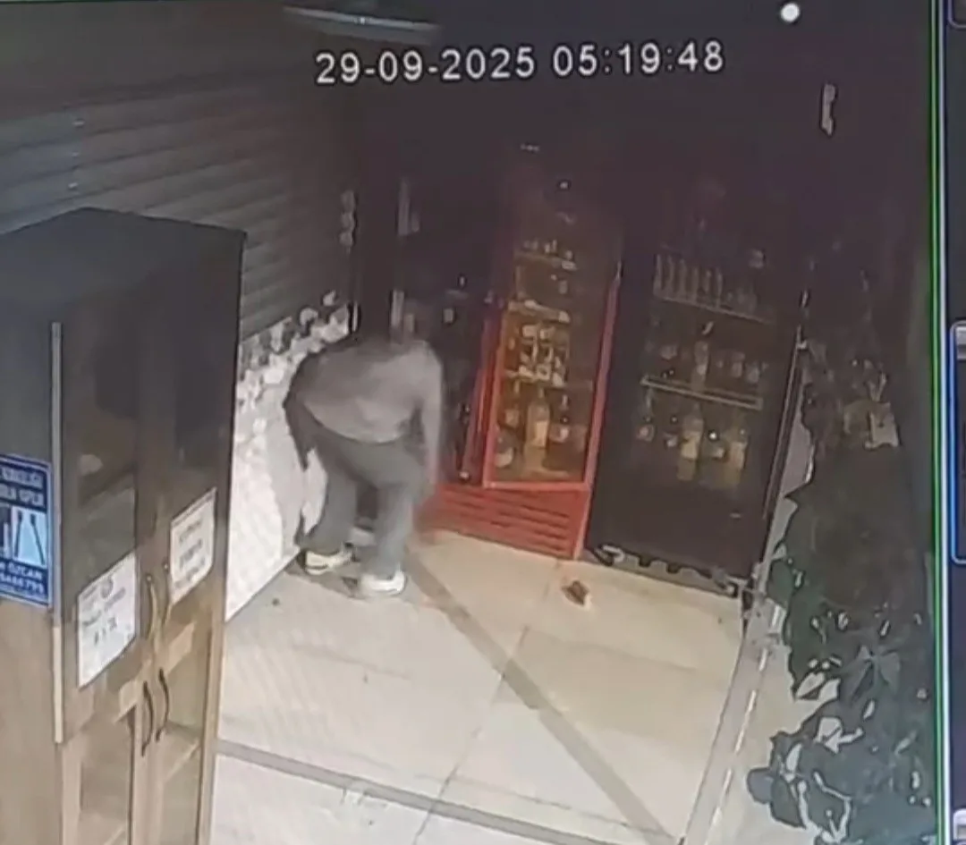 Elazığ’da bir kişi, büfenin kilitli içecek dolabını kırarak içecek çaldı.