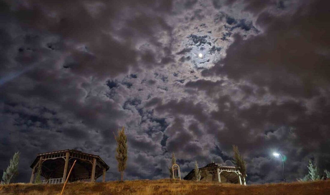 Elazığ’da sirrokümülüs bulutları görenleri mest etti. Elazığ’da sirrokümülüs bulutları gece