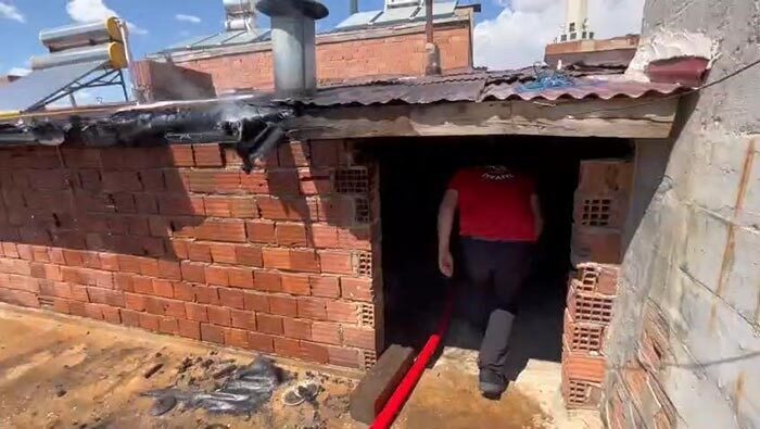 Elazığ’ın Kovancılar ilçesinde çıkan çatı yangını itfaiye ekipleri tarafından söndürüldü.