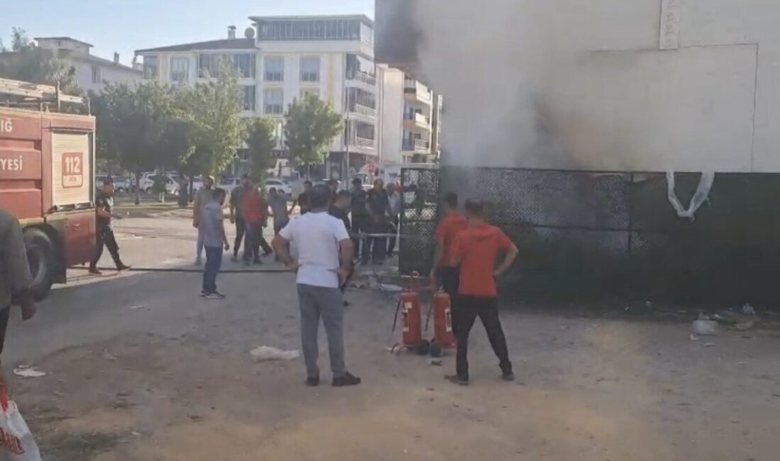 Elazığ’da bir marketin depo kısmında çıkan yangın söndürüldü. Olay, Ataşehir