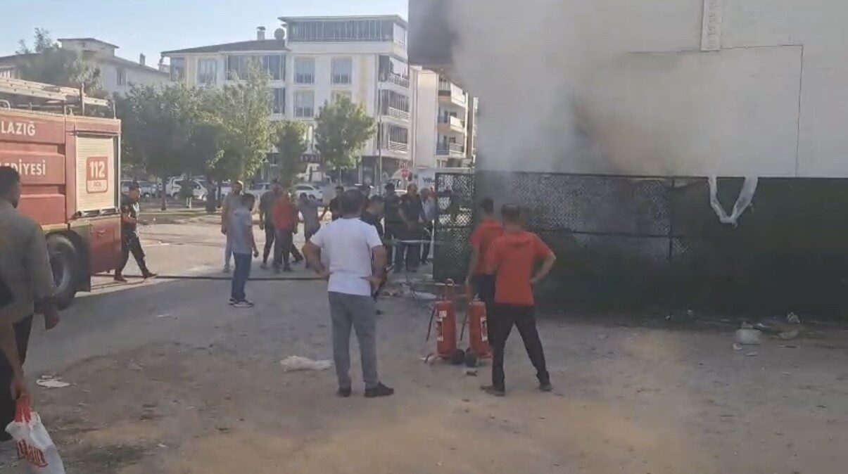 Elazığ’da bir marketin depo kısmında çıkan yangın söndürüldü. Olay, Ataşehir