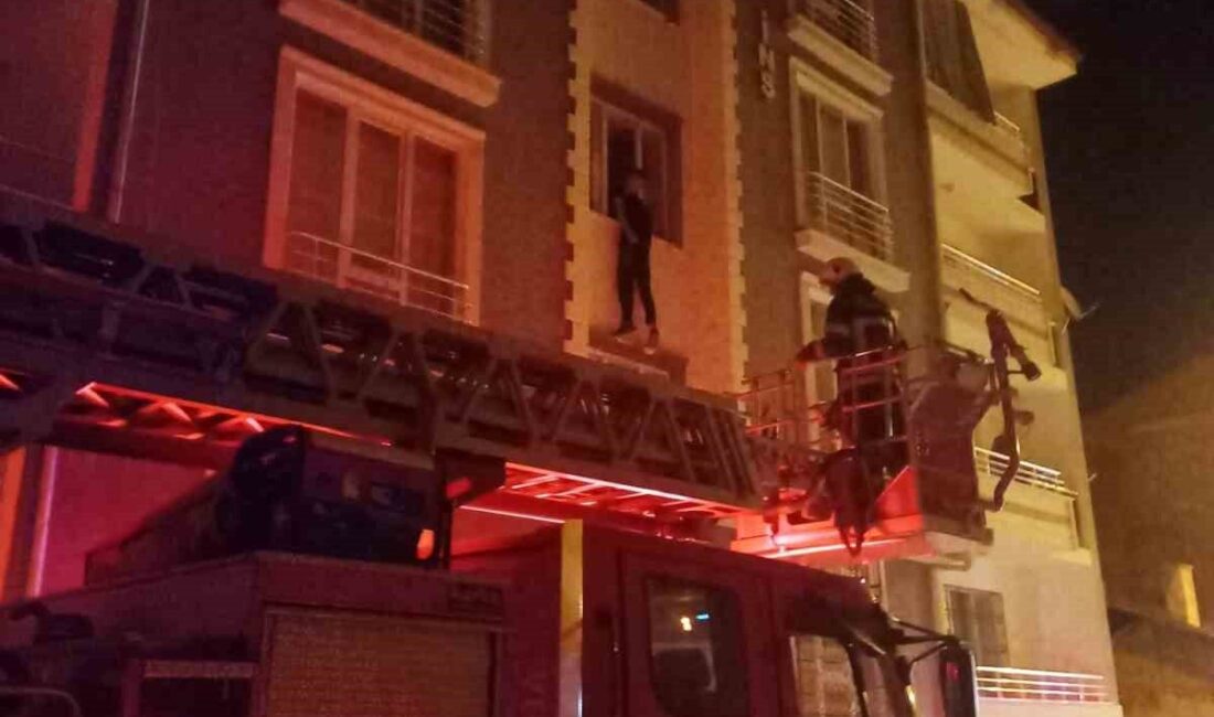 Elazığ’da 4 katlı binanın 2’inci katından intihara kalkışan şahsı, itfaiye