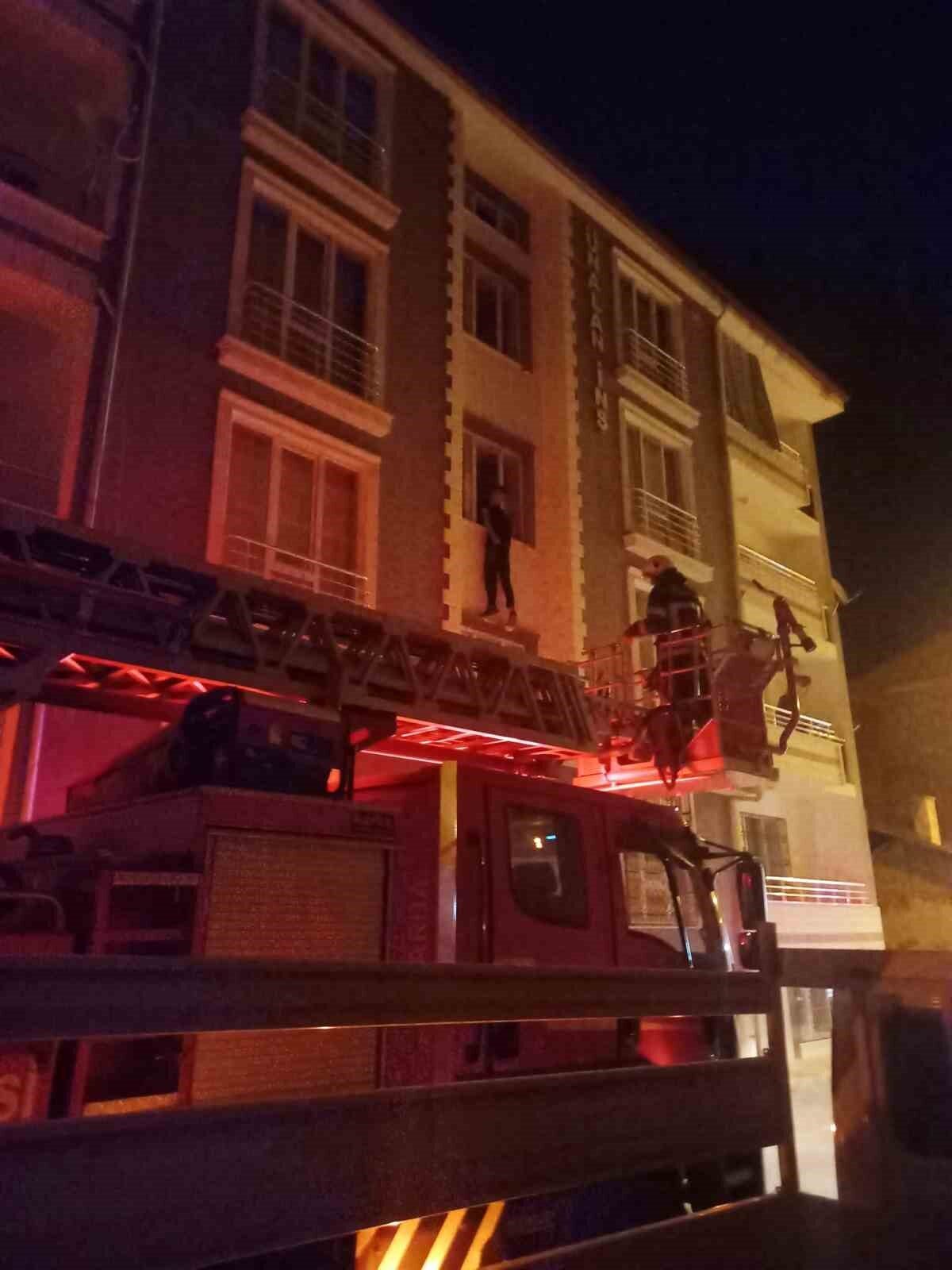 Elazığ’da 4 katlı binanın 2’inci katından intihara kalkışan şahsı, itfaiye