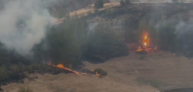 Elazığ’da kırsal alanda çıkan ve yayılan yangına ekiplerin müdahalesi sürüyor.