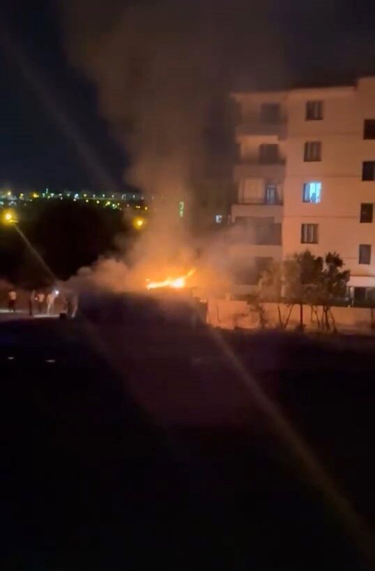 Elazığ’da bir kümeste çıkan yangın, itfaiye ekipleri tarafından söndürülürken, bazı