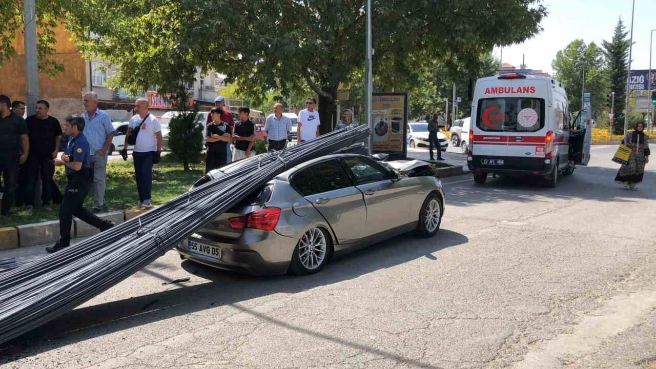 Elazığ’da inşaat demiri yüklü tır, kırmızı ışıkta ani fren yapması