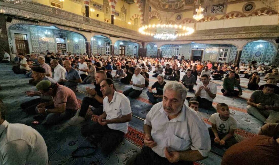 Elazığ’da Mevlid Kandili’nde başta İzzet Paşa Camii olmak üzere tüm