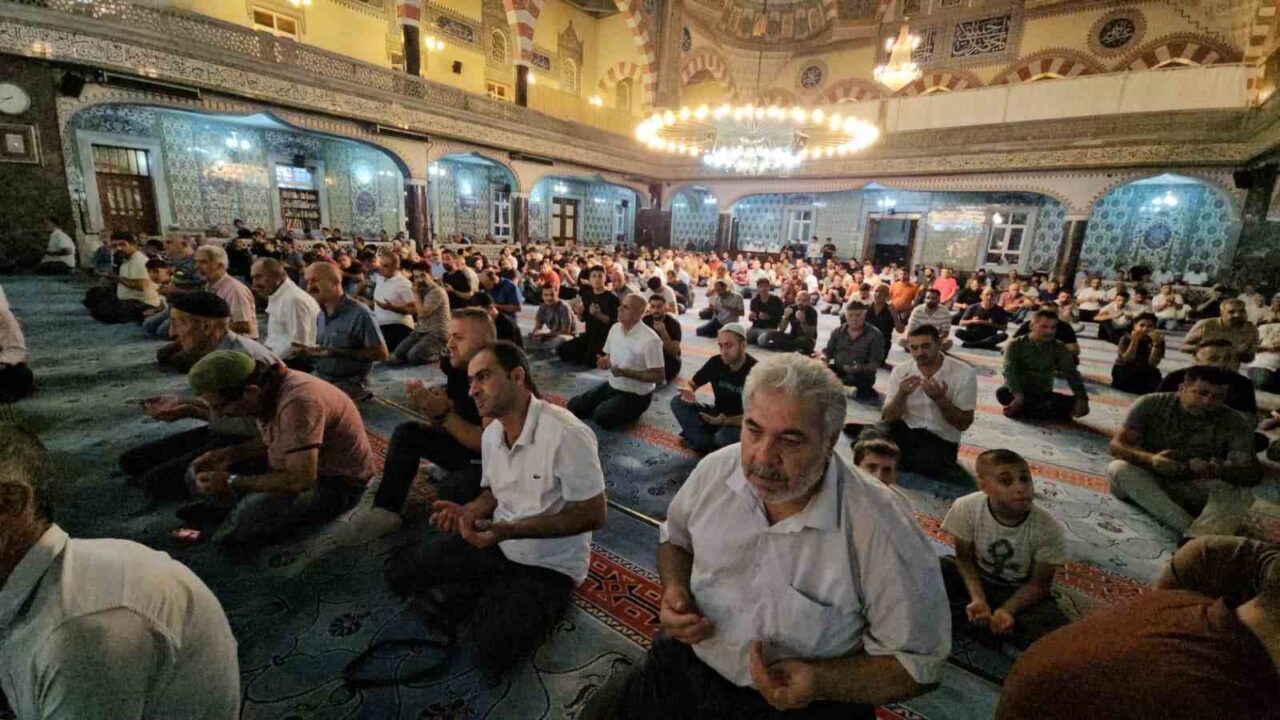 Elazığ’da Mevlid Kandili’nde başta İzzet Paşa Camii olmak üzere tüm