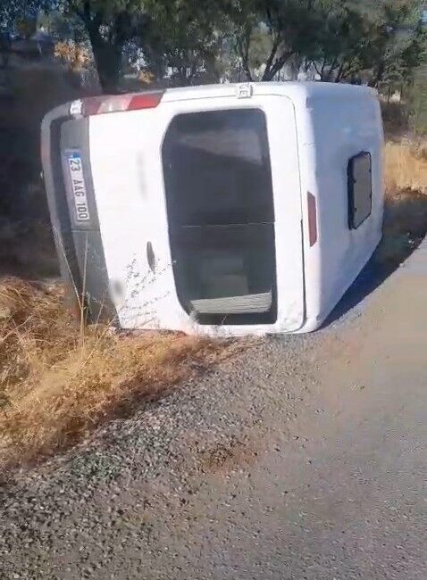 Elazığ’ın Karakoçan ilçesinde öğrenci servisi, köy yolunda devrildi. Kazada, şans