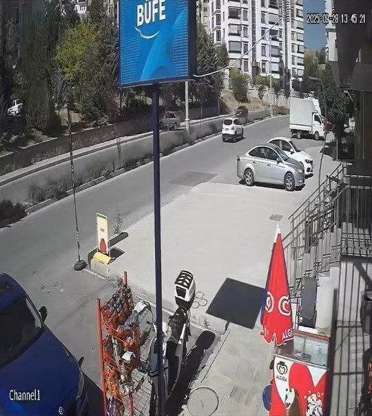 Elazığ’da virajı alamayan otomobil istinat duvarına çarptı. Kazada 2 kişi