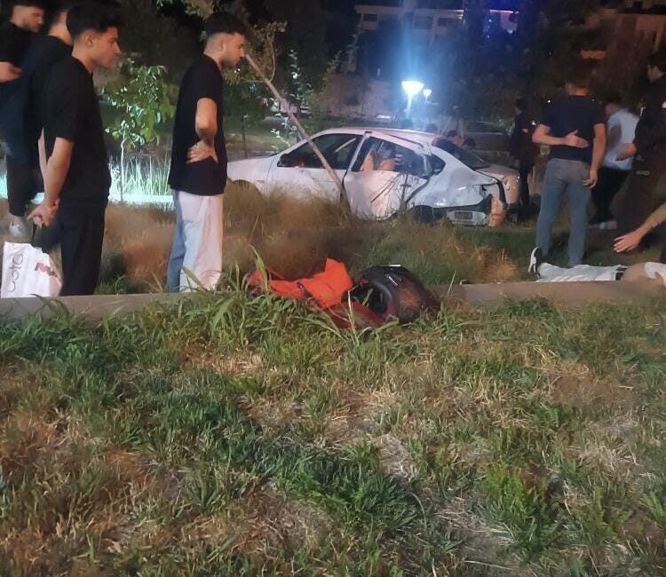 Elazığ’da sürücüsünün direksiyon hakimiyetini kaybettiği otomobil, Millet Bahçesi’ne girdi. Kazada