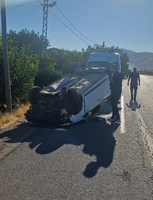 Elazığ’da sürücüsünün direksiyon hakimiyetini kaybettiği otomobil takla attı. Kazada 3