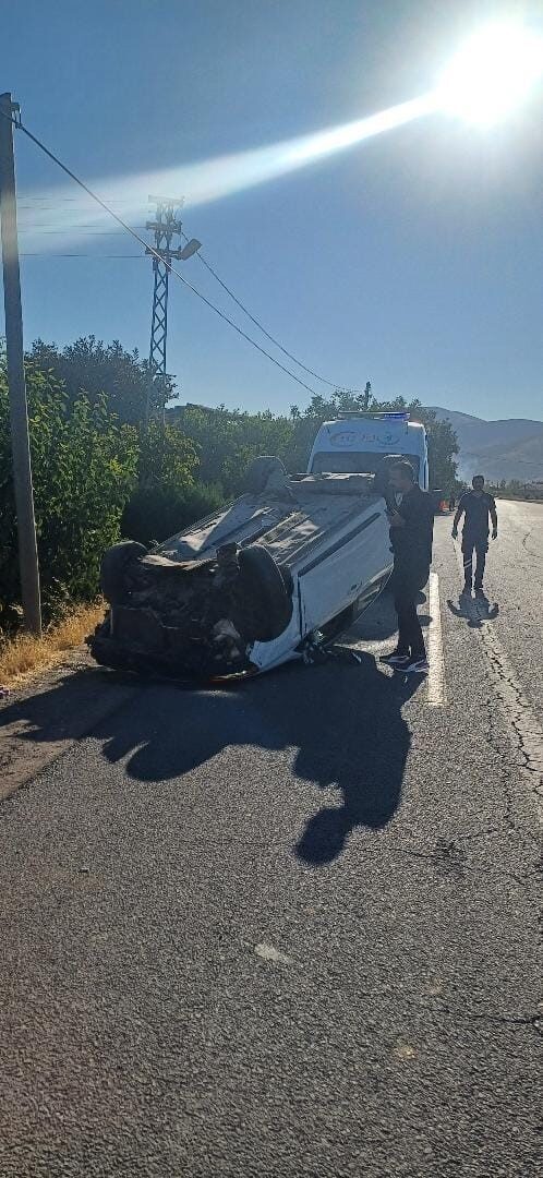 Elazığ’da sürücüsünün direksiyon hakimiyetini kaybettiği otomobil takla attı. Kazada 3