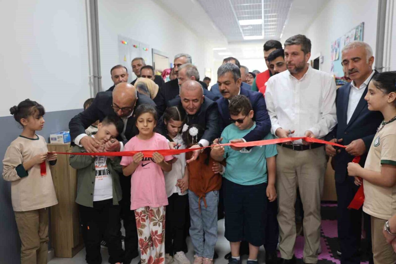 Elazığ’da Türk Kızılay tarafından Şehit Ahmet Küçüktağ ilkokulunda eğitim gören