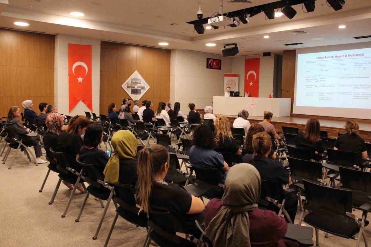 Elazığ Fethi Sekin Şehir Hastanesi’nde sağlık çalışanlarına eğitim verildi. Elazığ