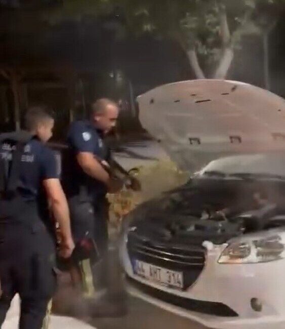 Elazığ’da seyir halindeki bir otomobilde yangın çıktı. Alevler, itfaiye ekiplerinin