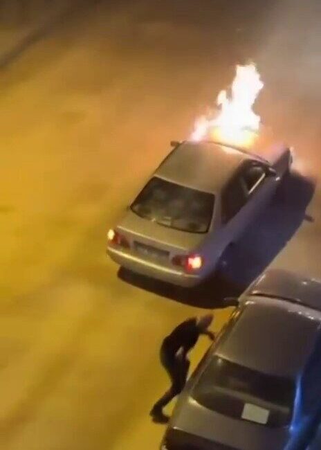 Elazığ’da seyir halindeki bir otomobilde çıkan yangın, sürücüler ve itfaiye