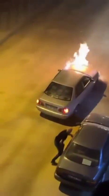 Elazığ’da seyir halindeki bir otomobilde çıkan yangın, sürücüler ve itfaiye