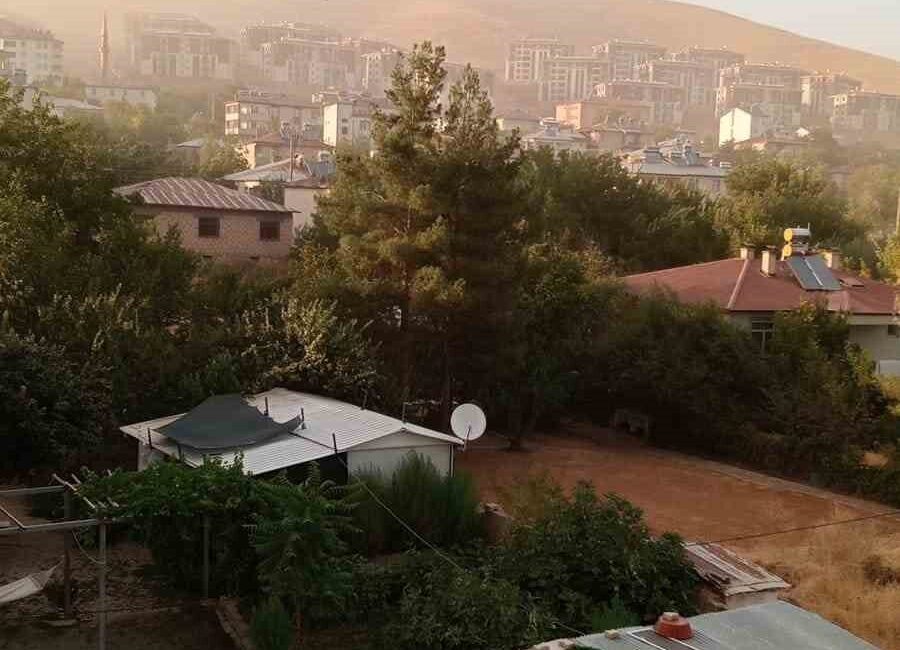 Elazığ’da etkili olan fırtına nedeniyle vatandaşlar zor anlar yaşadı. Elazığ’ın