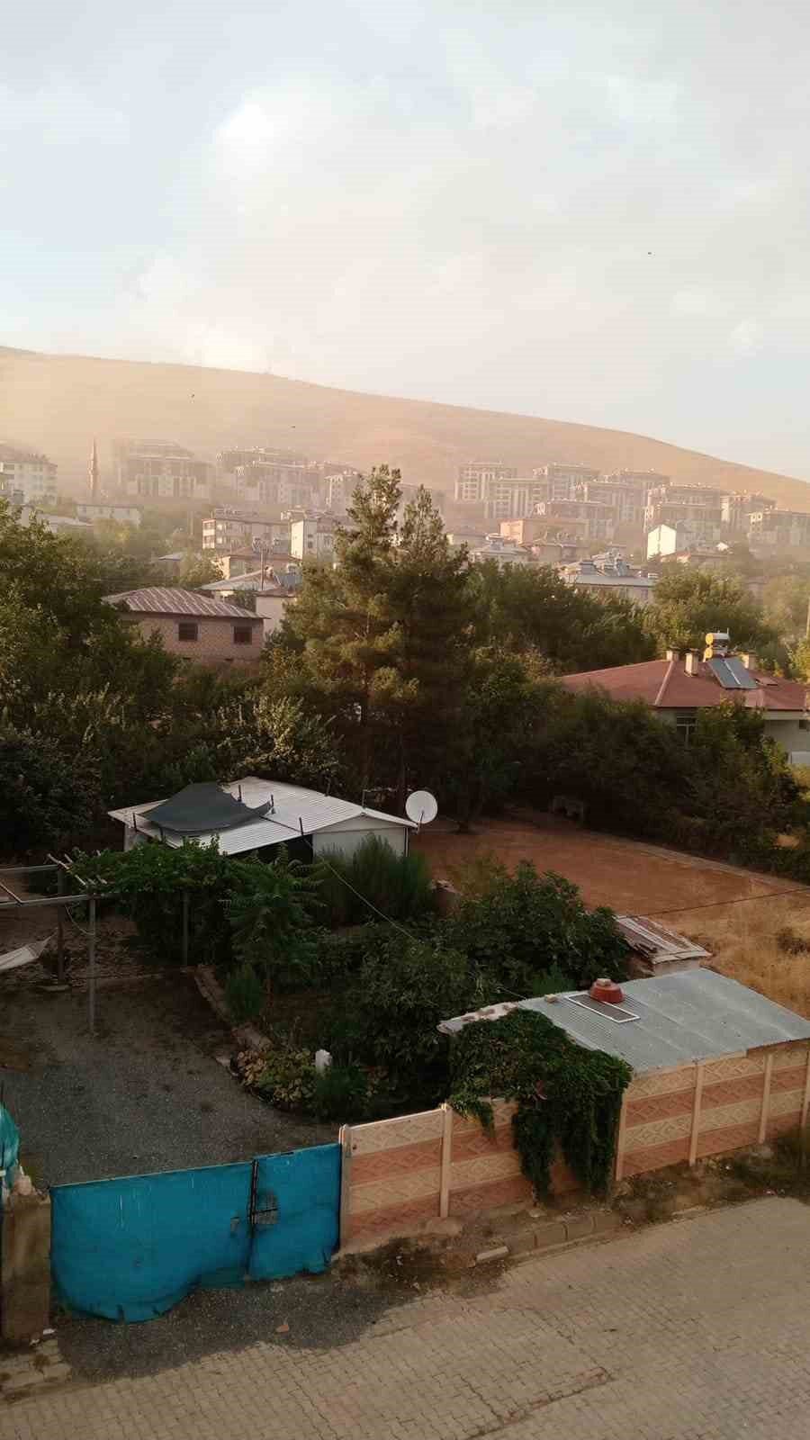 Elazığ’da etkili olan fırtına nedeniyle vatandaşlar zor anlar yaşadı. Elazığ’ın