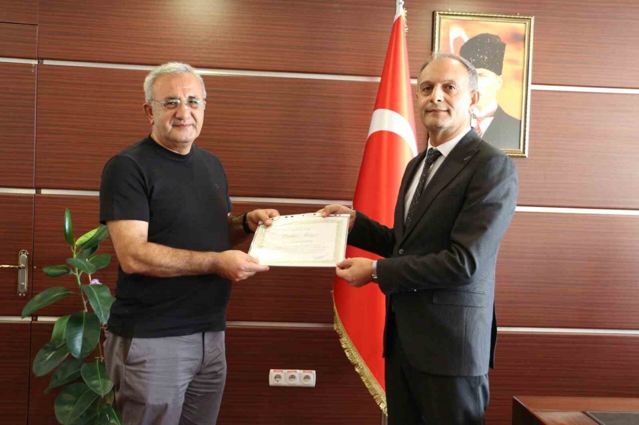 Elazığ’da sigarayı bırakan 2 vatandaşa İl Sağlık Müdürü Dr. Emrah