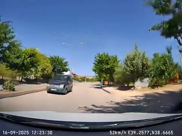 Elazığ’da ters yönde giden hafif ticari araç trafiği tehlikeye atarken,