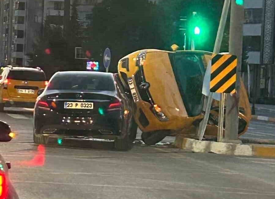 Elazığ’da ticari taksi ile otomobilin çarpışması sonucu meydana gelen kazada