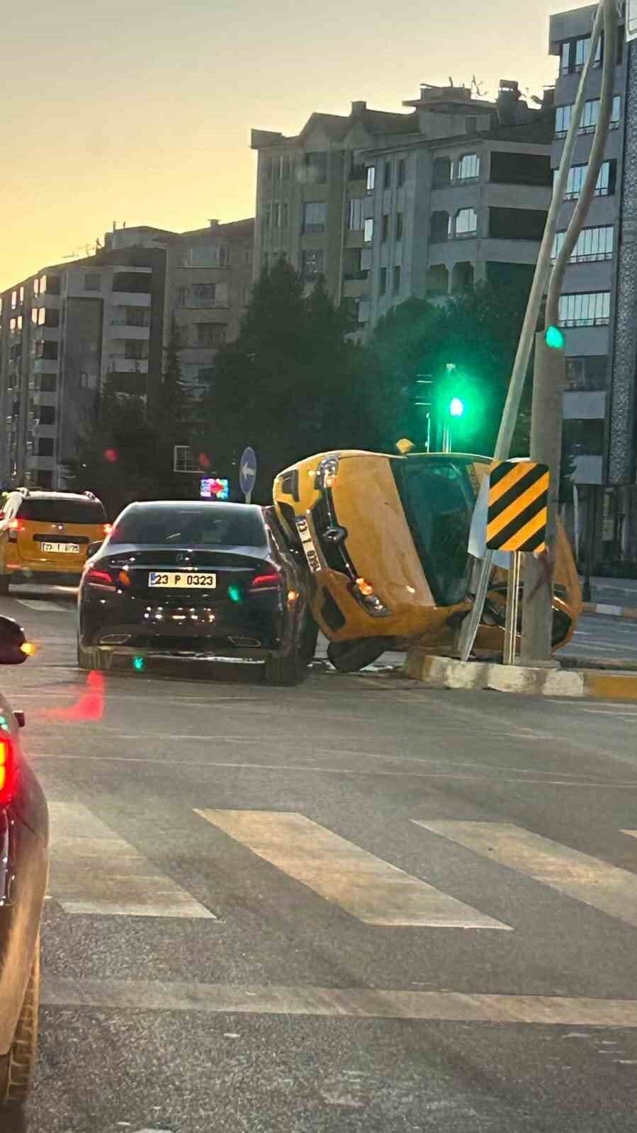 Elazığ’da ticari taksi ile otomobilin çarpışması sonucu meydana gelen kazada