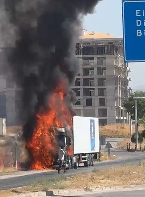 Elazığ’da seyir halindeki tırın kupası, alevlere teslim oldu. Yangın itfaiye