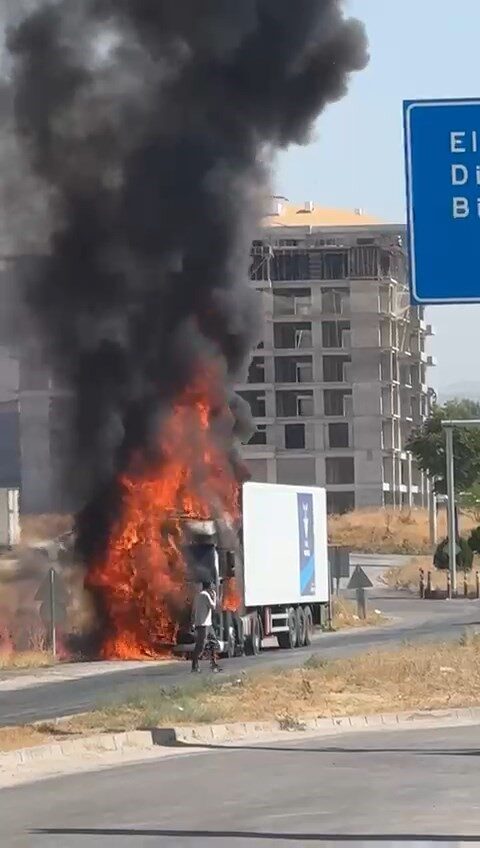 Elazığ’da seyir halindeki tırın kupası, alevlere teslim oldu. Yangın itfaiye