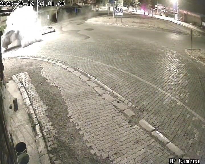 Elazığ’ın Karakoçan ilçesinde meydana gelen trafik kazaları, güvenlik kameralarına yansıdı.