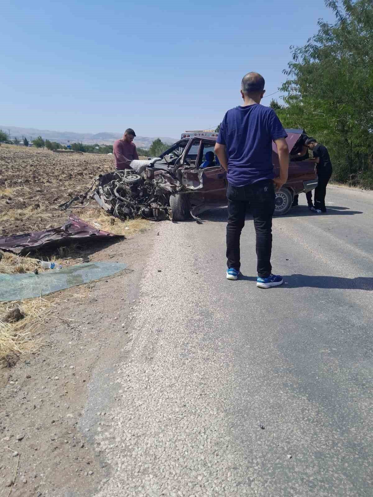 Elazığ’da 2 otomobilin çarpışması sonucu meydana gelen kazada, 2 kişi