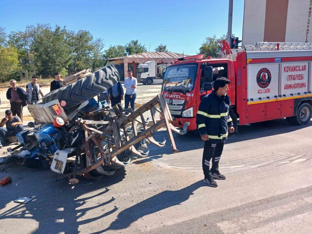 Elazığ’da pulluğu takılan traktör devrildi. Kazada, 2 kişi yaralandı. Kaza,