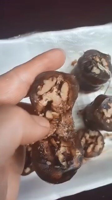 Elazığ’da bir vatandaşın aldığı orciğin içerisinden böcek çıktı. Şahıs o