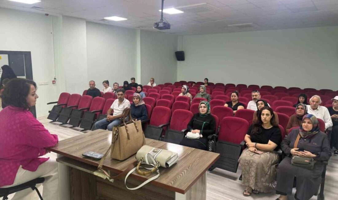 Elazığ Mezre Ortaokulunda veliler ile tanışma toplantısı düzenledi. Elazığ Mezre