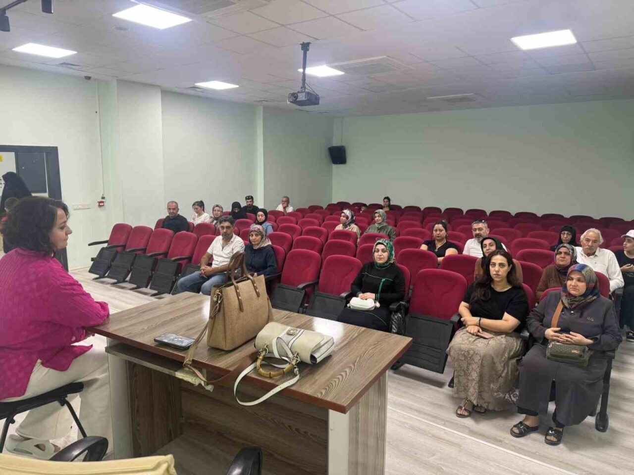 Elazığ Mezre Ortaokulunda veliler ile tanışma toplantısı düzenledi. Elazığ Mezre