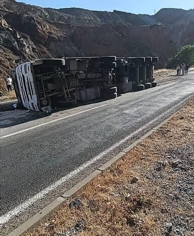 Elazığ’da virajı alamayan tır devrildi. Yaralananın olmadığı kazada, maddi hasar