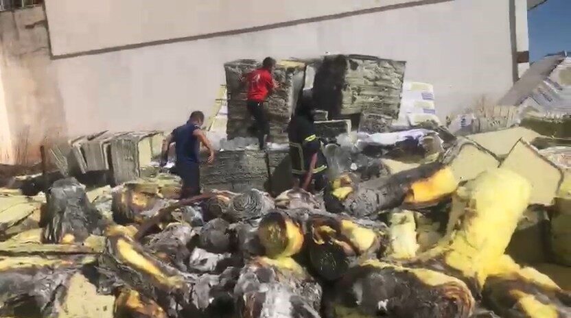 Elazığ’da yalıtım malzemelerinin olduğu depoda çıkan yangın, itfaiye ekipleri tarafından
