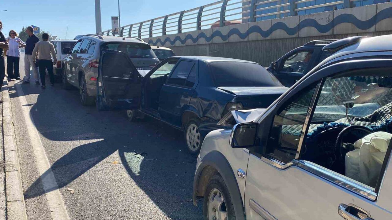 Elazığ’da 5 aracın karıştığı zincirleme trafik kazasında 2 kişi yaralandı.