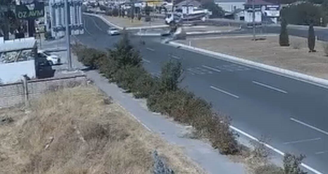 Elazığ’da 2 kişinin yaralandığı trafik kazasının görüntüleri ortaya çıktı. Kaza,