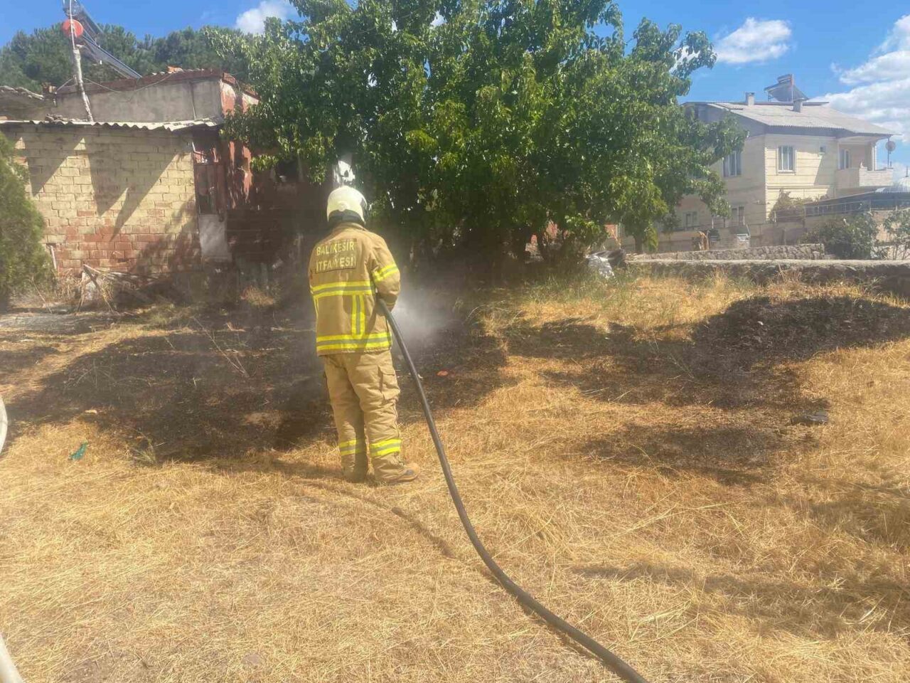Balıkesir’in Sındırgı ilçesinde elektrik panosundan sıçrayan kıvılcımlar nedeniyle çıkan ot