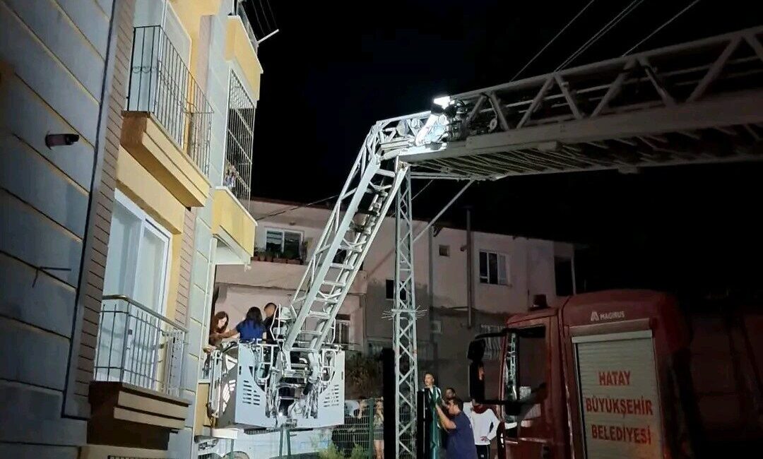 Hatay’da bir apartmanda elektrik panosundan çıkan yangında, binada yaşayan 50