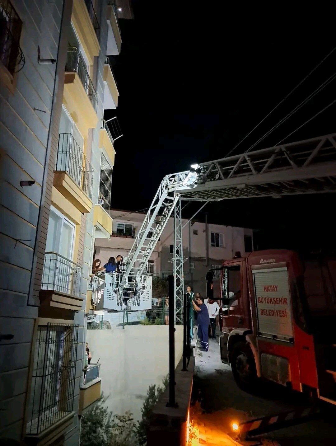 Hatay’da bir apartmanda elektrik panosundan çıkan yangında, binada yaşayan 50