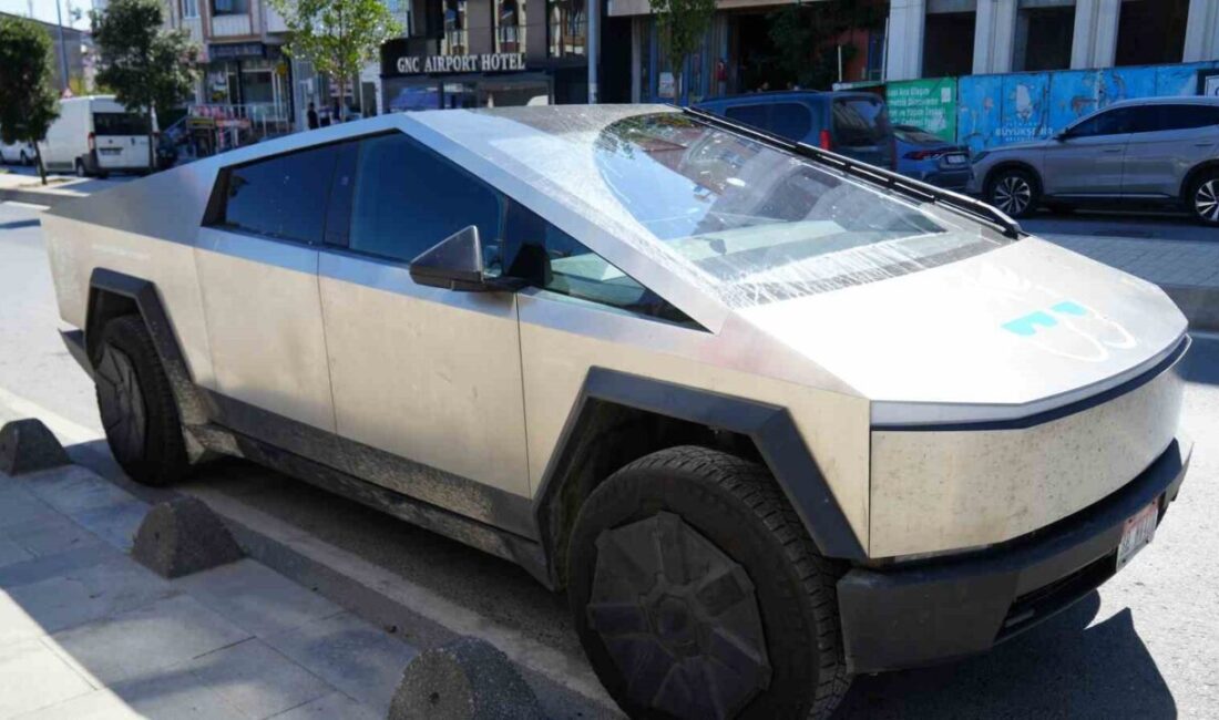 Dünyada nadir bulunan Tesla Cybertruck ile elektrikli araçla dünya turuna