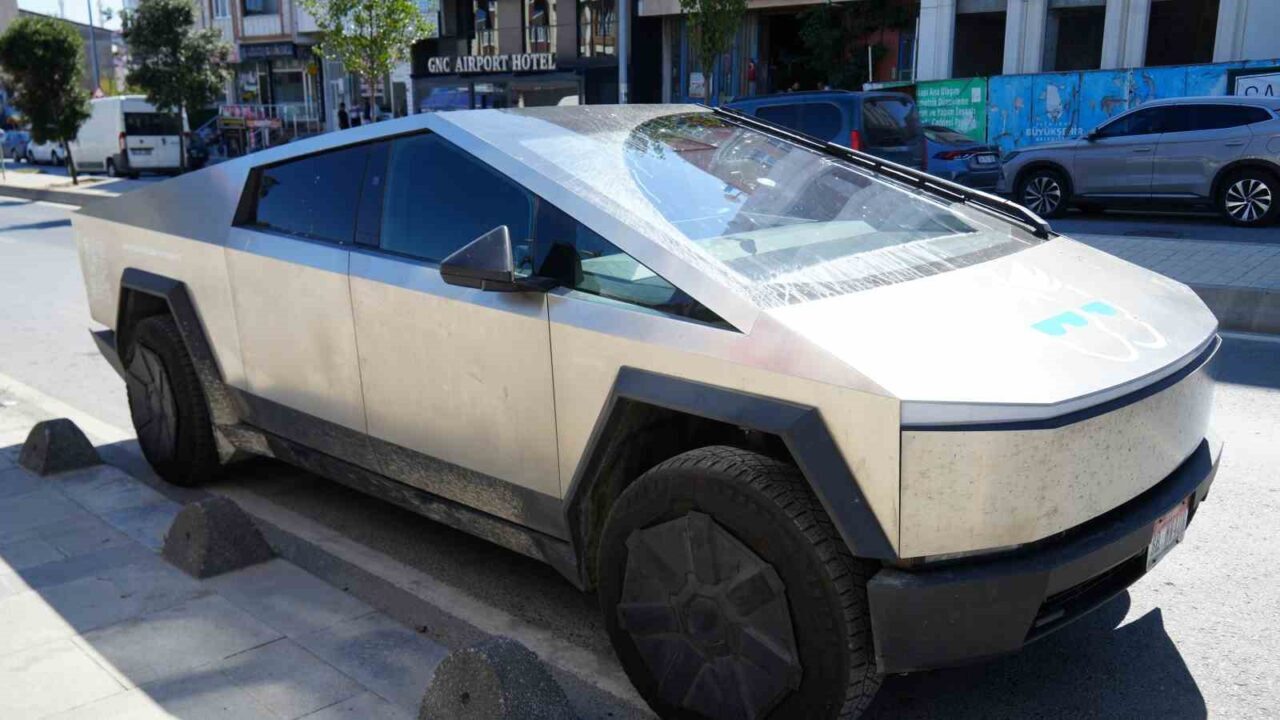 Dünyada nadir bulunan Tesla Cybertruck ile elektrikli araçla dünya turuna