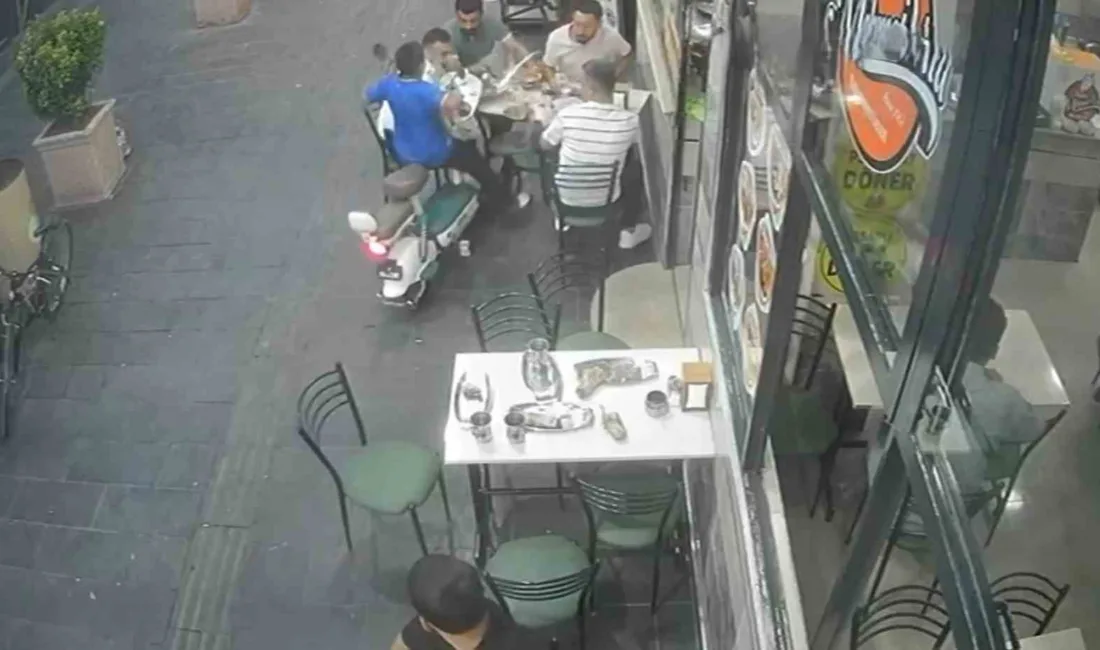 Gaziantep’te seyir halindeyken kontrolden çıkan elektrikli bisiklet bir lokantada yemek