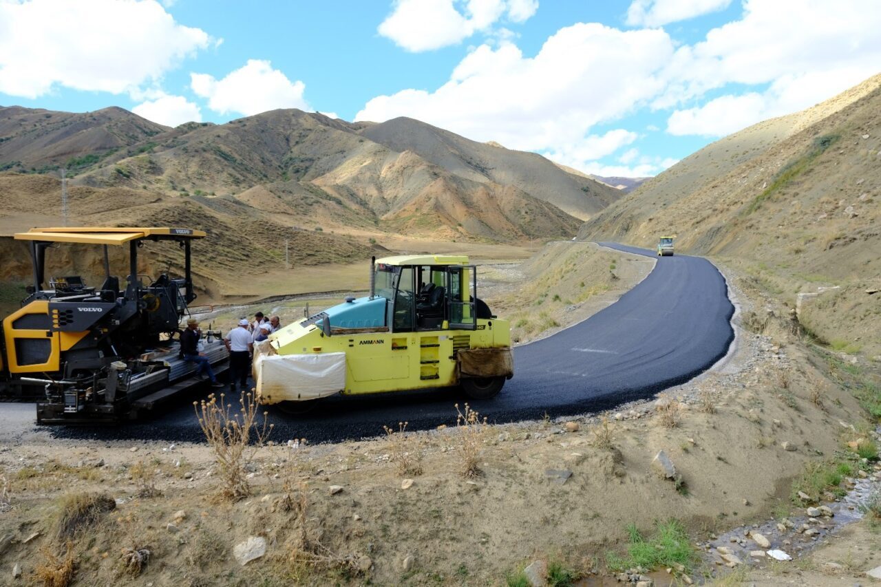 Ağrı’nın Eleşkirt ilçesine bağlı Çatkösedağ grup köy yolunun 3 kilometrelik