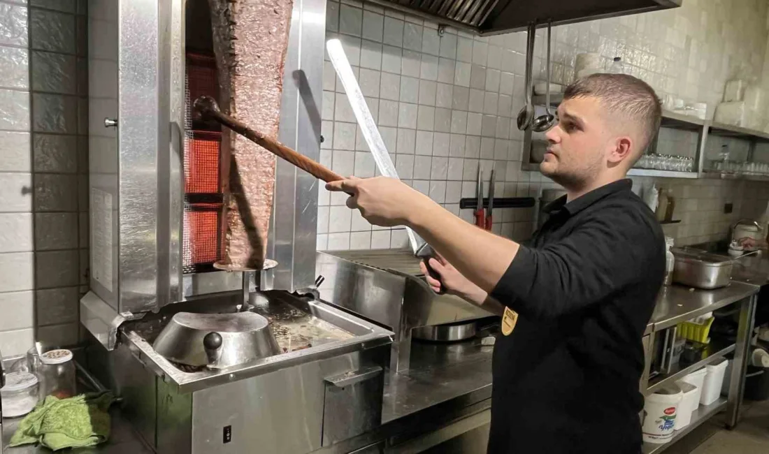 İzmirli 17 yaşındaki genç aşçı, Z kuşağına yönelik “çalışmıyorlar” eleştirilerini