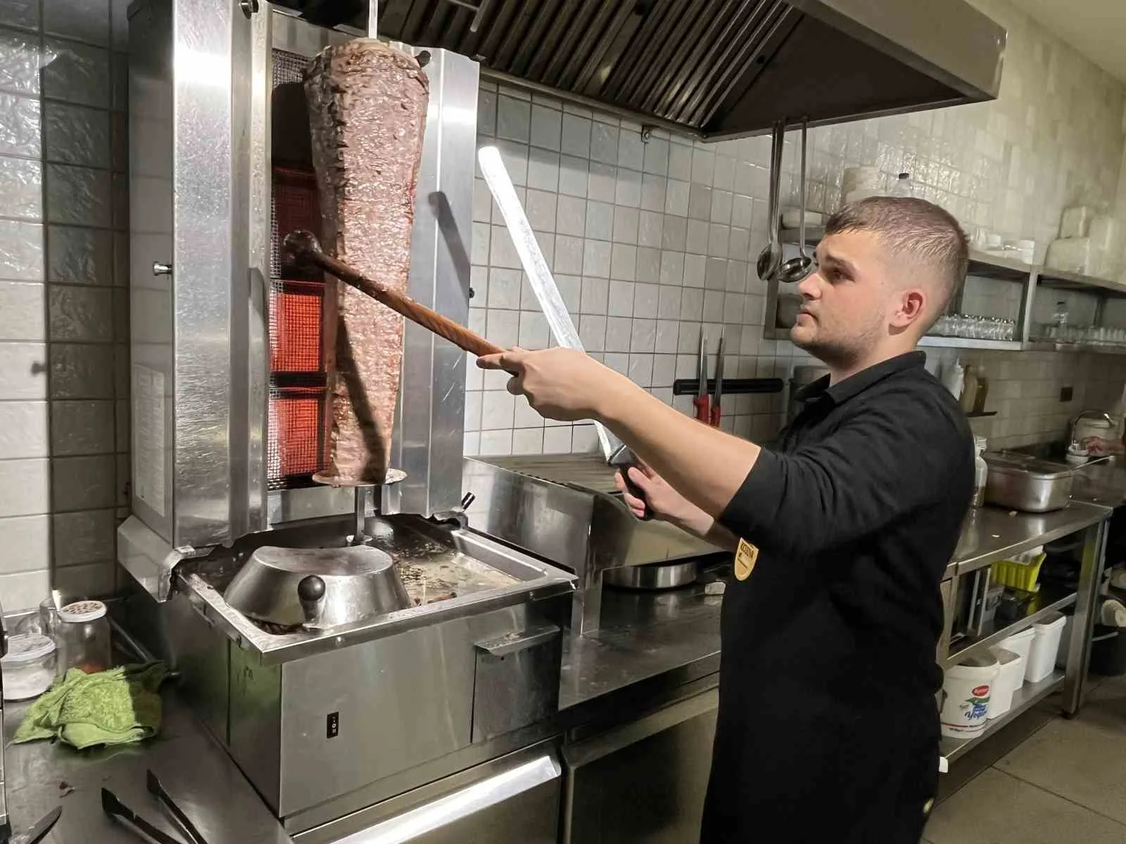 İzmirli 17 yaşındaki genç aşçı, Z kuşağına yönelik “çalışmıyorlar” eleştirilerini