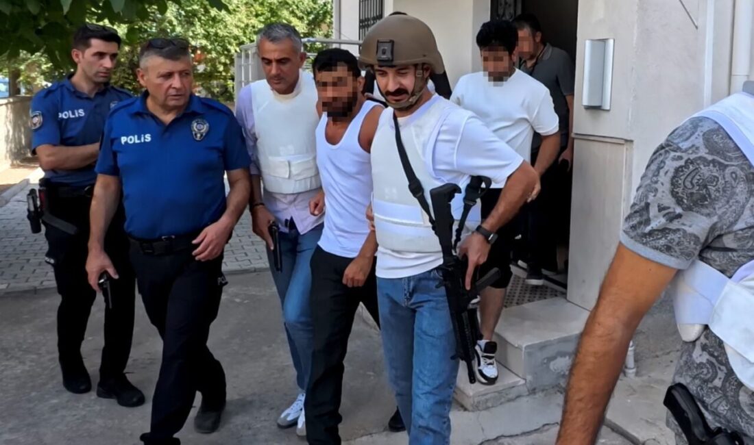 Aksaray’da elindeki tüfekle yarı çıplak şekilde sokakta gezerek havaya ateş